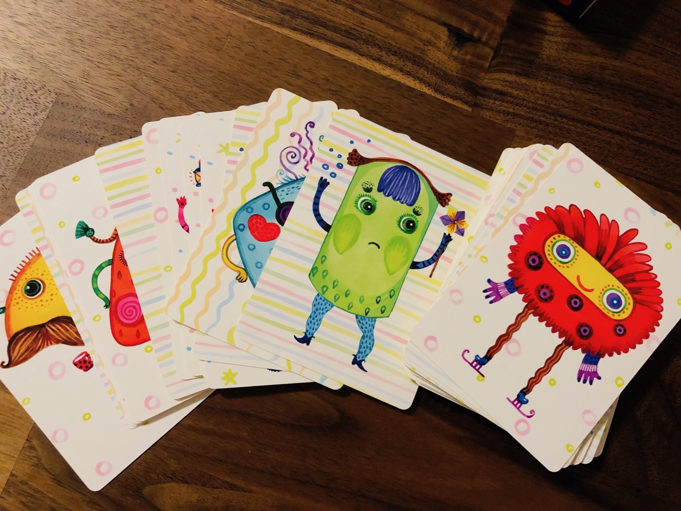 4歳児と対等に遊べる気軽で笑えて実は親の記憶力のトレーニングにもなるカードゲーム ナンジャモンジャ Studiodoghands